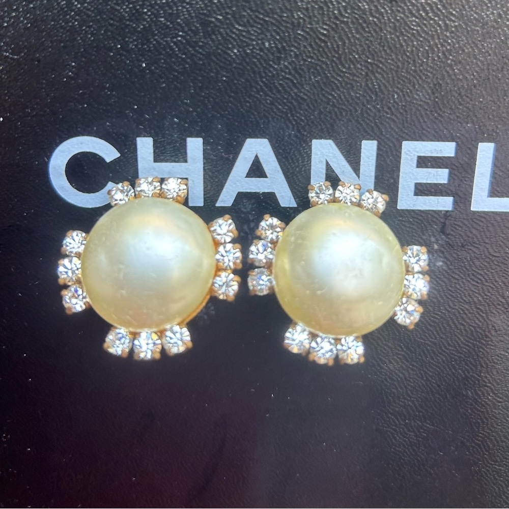 Chanel vintage XL faux pearl rhinestones clip on earrings